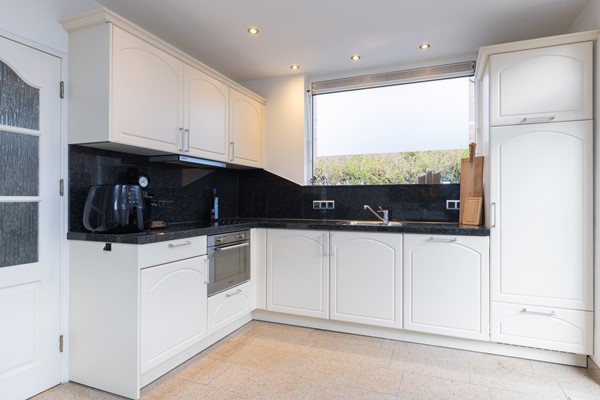 Foto - Verkocht onder voorbehoud: Rustig, aan verkeersluwe straat gelegen, goed onderhouden, half vrijstaande eengezinswoning met zolder, kelder, tuin, garage en
carport in Landgraaf